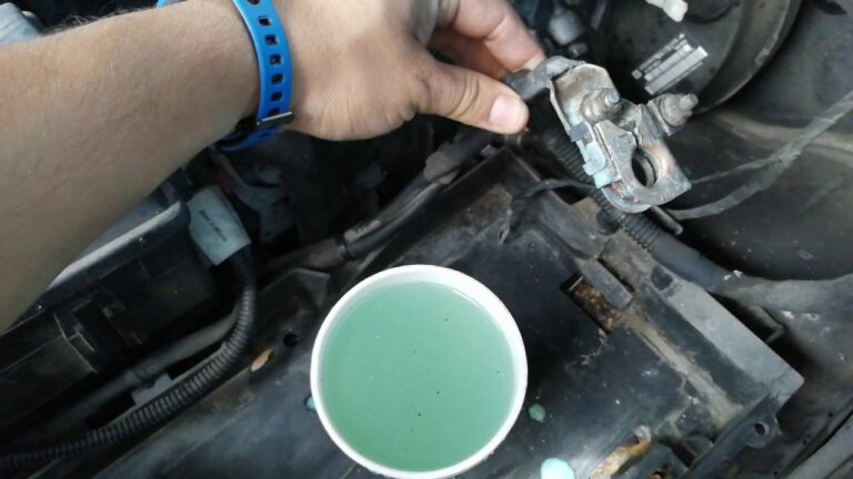 Precauciones Esenciales al Limpiar los Bornes de la Bater&iacute;a